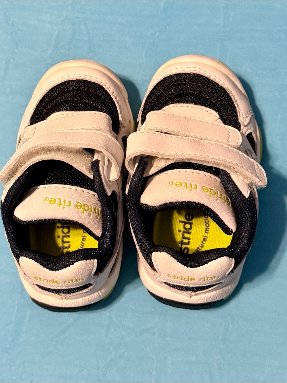 Stride Rite Boys Size 4W Blue White Yellow Velcro Sneakers